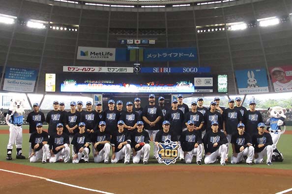 試合前に西武・中村剛也の通算400本塁打連盟表彰が行われた【写真：安藤かなみ】