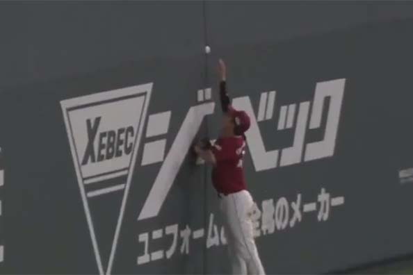 7回に日本ハム・石井一成の放った打球が右中間フェンスに挟まり適時二塁打に【画像：パーソル パ・リーグTV】