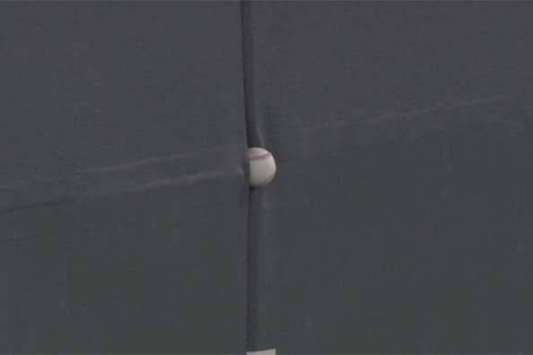 日本ハム石井の打球がフェンスの隙間に挟まるというまさかの“珍事”【画像:パーソル パ・リーグTV】