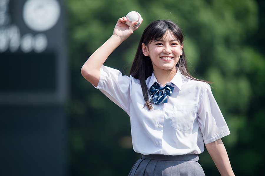 青春体験型野球ゲーム『八月のシンデレラナイン』のCMに出演している池田朱那さん