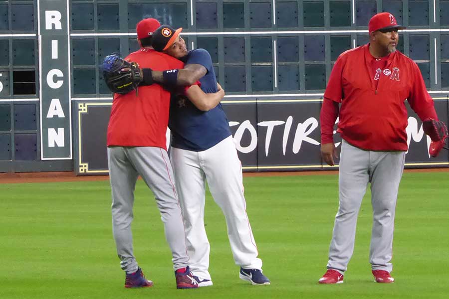 試合前に再会しハグを交わしたエンゼルス・大谷（左）とアストロズ・マルドナード【写真：編集部】