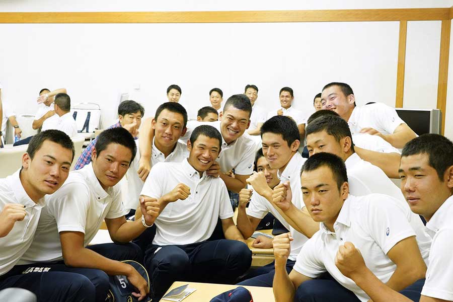 韓国へ向けて出発した侍ジャパンU-18代表の選手たち【写真：荒川祐史】