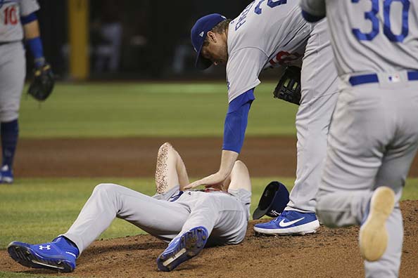 頭に打球が直撃して倒れこむドジャースのダスティン・メイ【写真：AP】