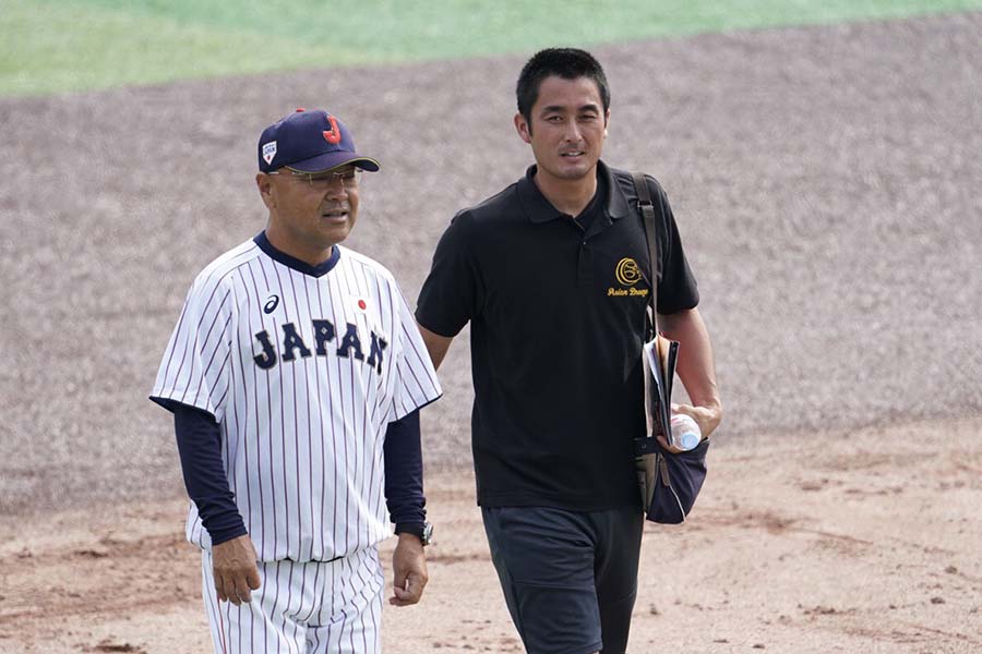 侍ジャパンU-18代表・永田監督（左）と大船渡・国保監督【写真：荒川祐史】