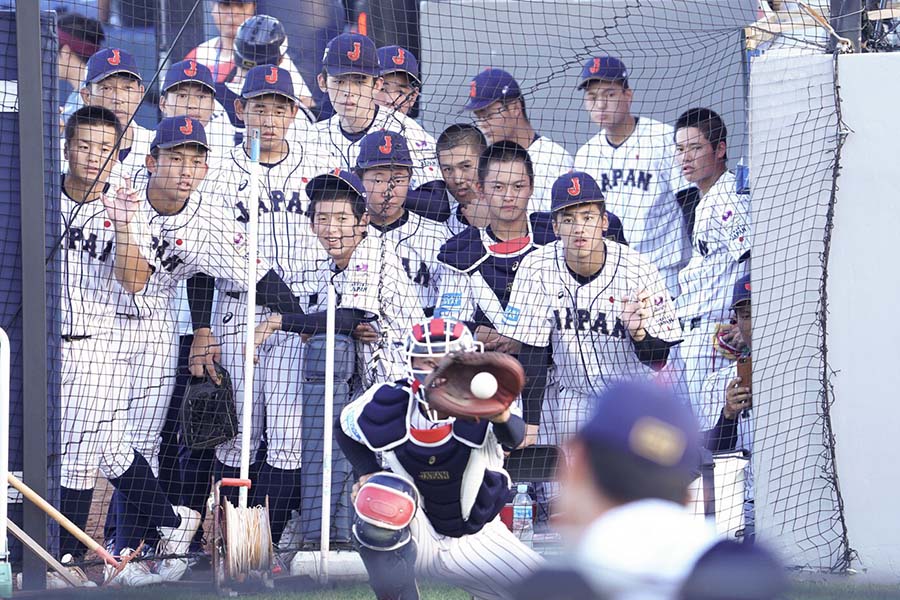侍ジャパンU-18代表の選手たちが奥川の投球に釘付けに【写真：荒川祐史】