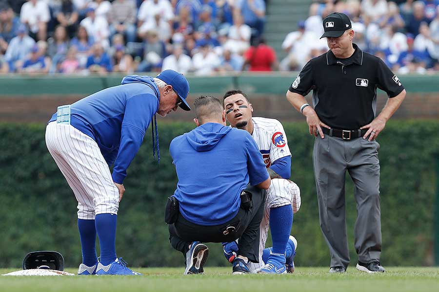盗塁を試みた際に指を負傷したカブスのハビアー・バエス（中央）【写真：Getty Images】