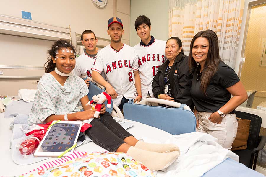 試合前に小児病院を訪問したエンゼルス・大谷翔平（右から3人目）【写真提供：Angels Baseball】