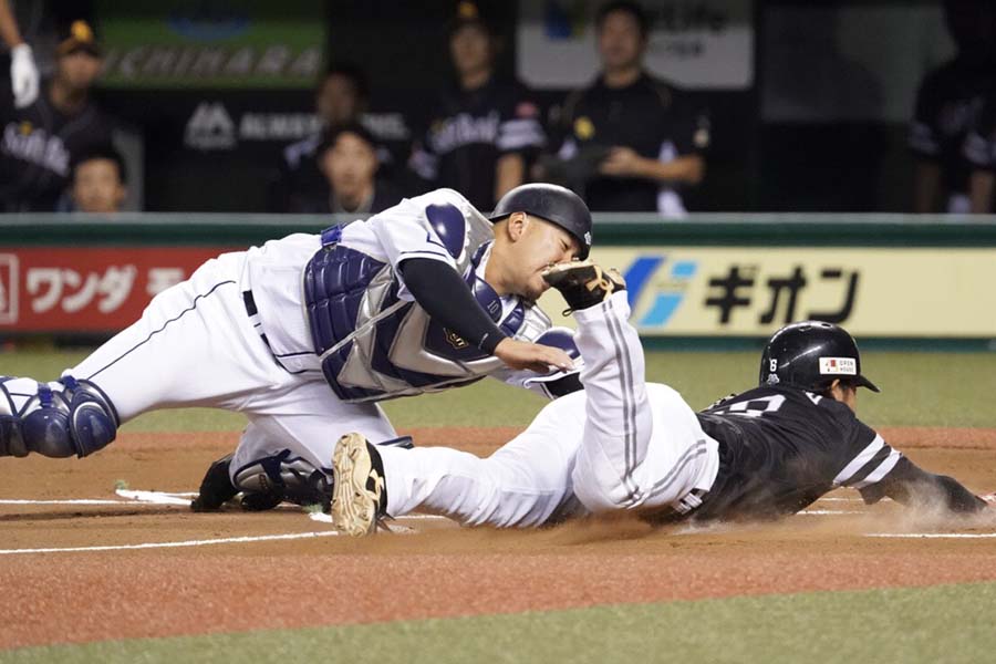 西武のレフト金子侑司の好返球でソフトバンク・今宮健太が本塁タッチアウト【写真：荒川祐史】