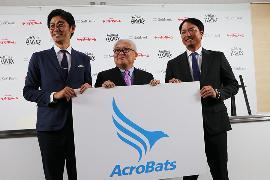 新会社「AcroBats（アクロバッツ）」の設立会見に出席した江尻慎太郎氏（左）と摂津正氏（右）【画像：(C)PLM】