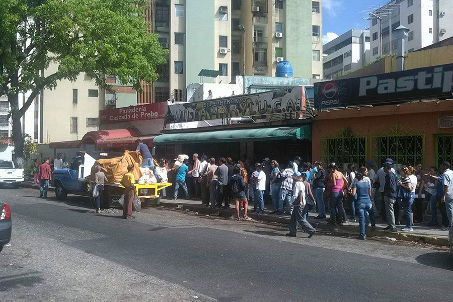 配給される食料を求め、早朝から店に列を作るベネズエラの人々