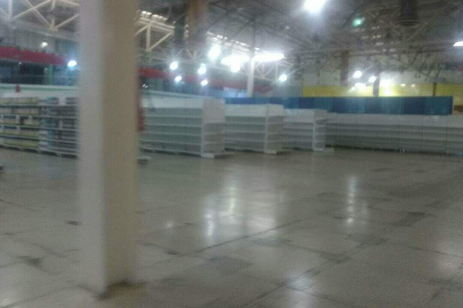 物資が流通せず、棚が空っぽになったベネズエラのスーパーマーケット