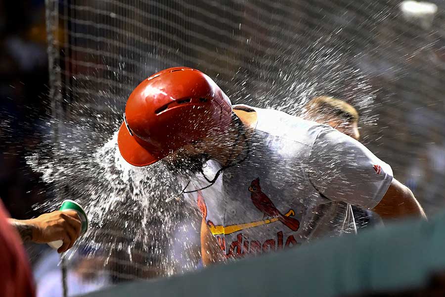 10回に勝ち越し本塁打を放ち祝福を受けるカージナルスのマット・カーペンター【写真：AP】