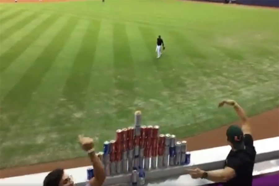 外野フェンスに作ったビール缶ピラミッドにボールを投げるよう催促するファン（画像はスクリーンショットです）