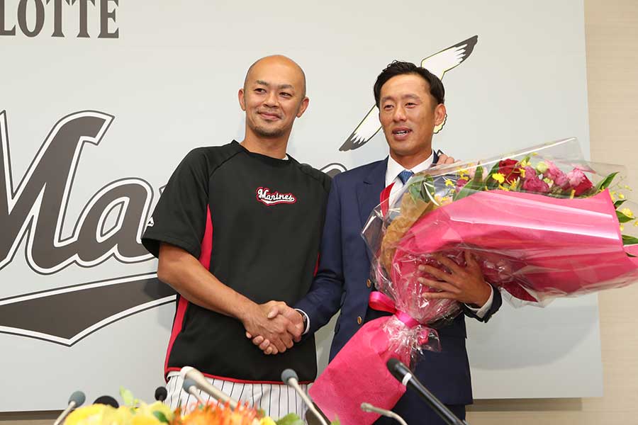 ロッテ・福浦和也（左）と昨季限りで現役を引退した岡田幸文【写真提供：千葉ロッテマリーンズ】