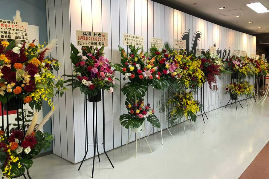 ロッテ・福浦和也の引退試合に豪華メンバーからの花が届けられた【写真：荒川祐史】