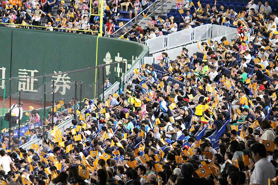 東京ドームは場内（一塁側）がオレンジに染まった【写真：パーソル パ・リーグTV】