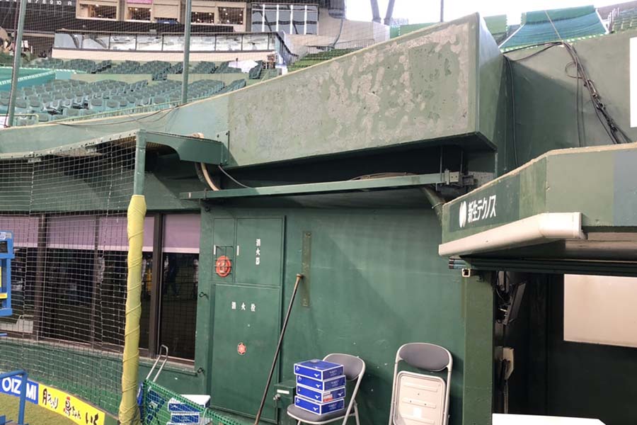 両ベンチ横に設置されていた棚が10日の試合後に撤去された【写真：福谷佑介】