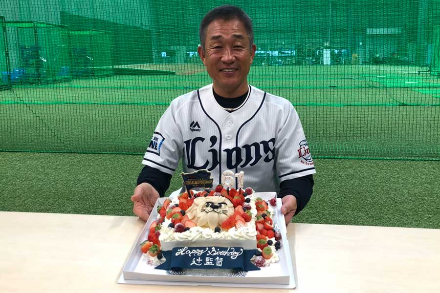特製のケーキで61歳の誕生日を祝福された西武・辻監督【写真：安藤かなみ】
