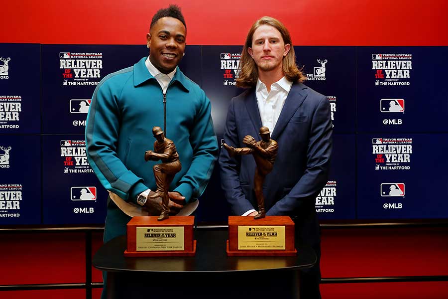 最優秀救援投手賞を受賞したヤンキース・チャップマン（左）とブルワーズのヘイダー【写真：Getty Images】