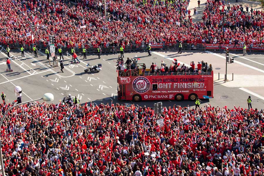 地元ワシントンで行われたナショナルズの優勝パレードには多くのファンが訪れた【写真：Getty Images】