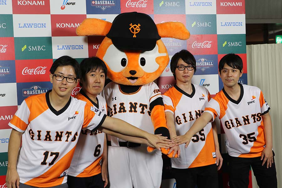 「eBASEBALL プロリーグ」初戦をサヨナラ勝利で飾った巨人・坂東秀憲（左端）【写真：編集部】
