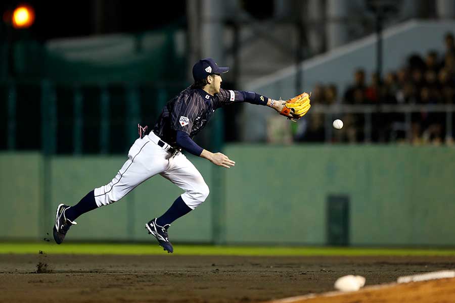 2014年に行われた日米野球で驚愕の美技を魅せた広島・菊池涼介【写真：Getty Images】