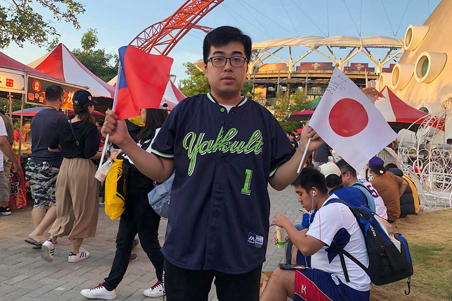 ヤクルト・山田哲人のユニホームを着用し応援に訪れた台湾ファン【写真：編集部】