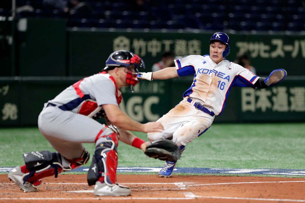 果敢に本塁を狙った韓国代表のキム・ハソン【写真：Getty Images】