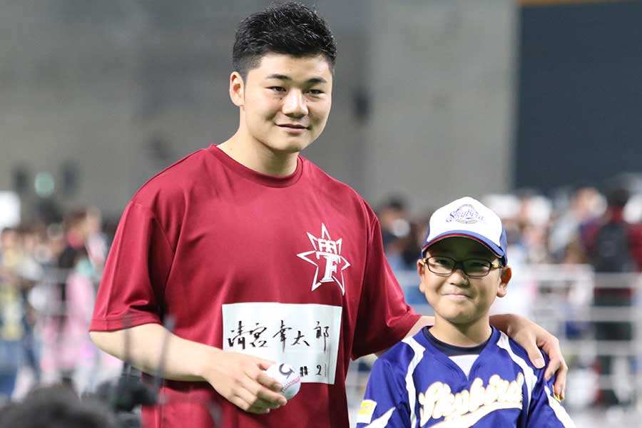 奥尻町の野球少年と記念撮影する日本ハム・清宮幸太郎【写真：石川加奈子】