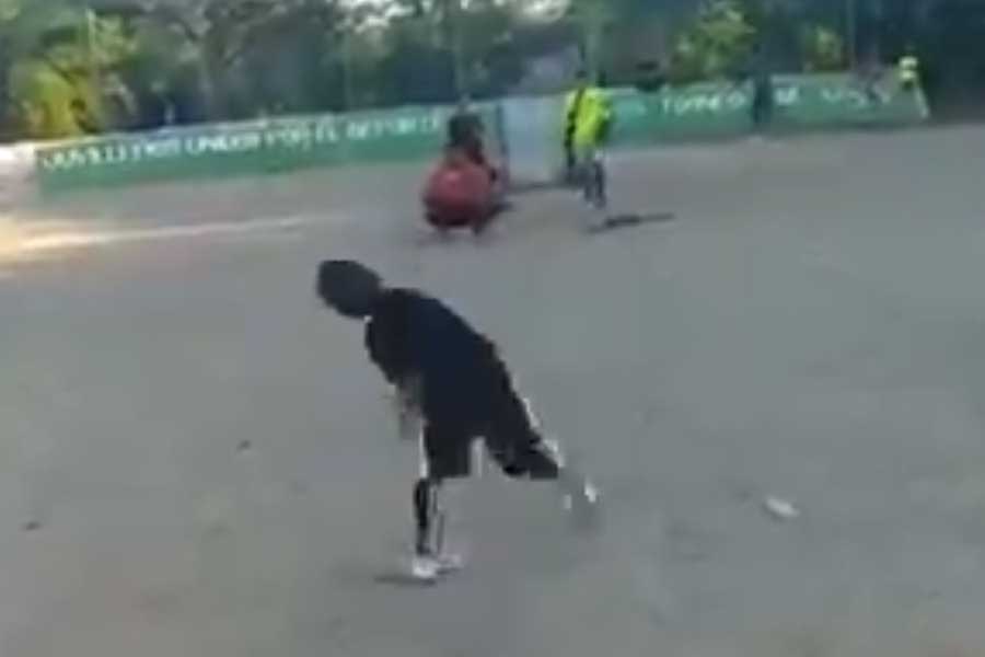 話題となっているドミニカ共和国の“超天才”剛速球少年（画像はスクリーンショット）