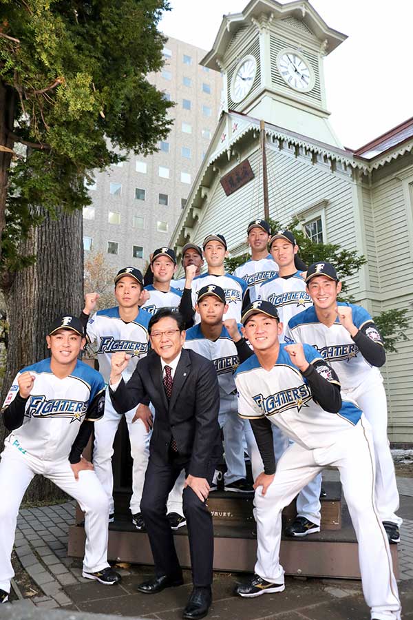 23日に札幌時計台で新入団選手発表が行われた【写真：石川加奈子】