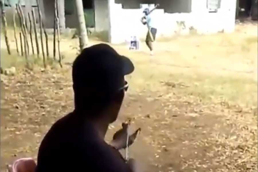 ドミニカの野球少年が行う“珍打撃練習”が話題に（画像はスクリーンショット）