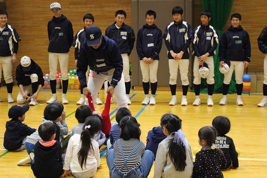 昨年12月に東京・新宿高で行われた野球教室の様子【写真：広尾晃】