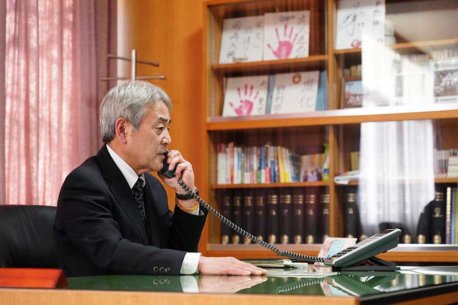 出場決定の電話を受ける花咲徳栄の田中一夫校長【写真：荒川祐史】