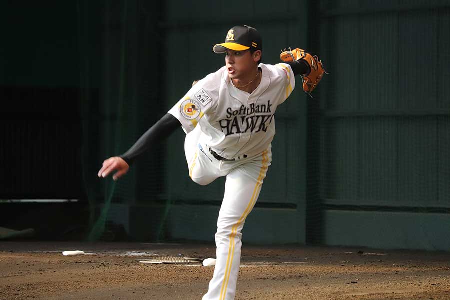 初日からブルペン入りしたソフトバンク・尾形崇斗【写真：福谷佑介】