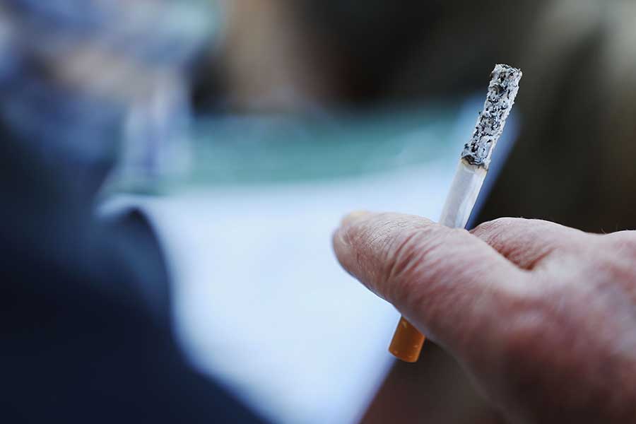 スポーツに与える影響が懸念される喫煙習慣【写真：Getty Images】