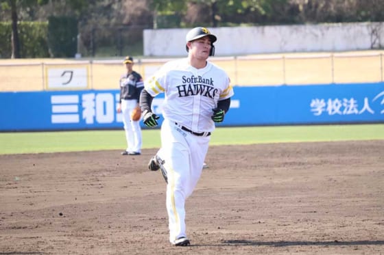 鷹育成の砂川リチャードが支配下昇格アピール弾！ 高橋純から左