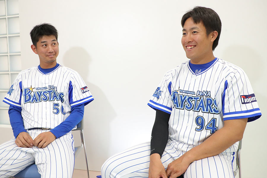 DeNA・濱矢廣大（左）と笠井崇正【写真：津高良和】