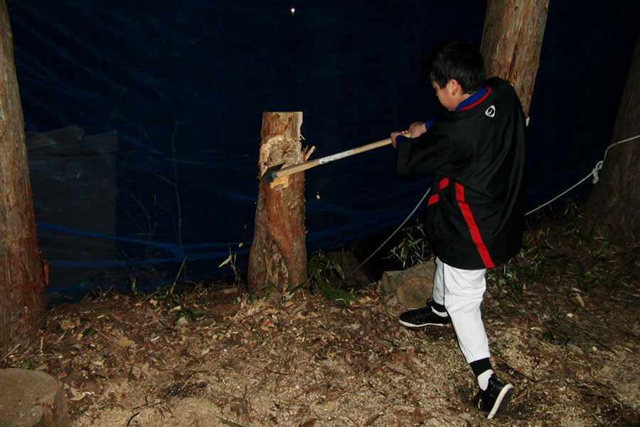 斧で立木を伐ったり自然に溢れた遊びの中で身体能力を育んだ【写真提供：竹内健二】