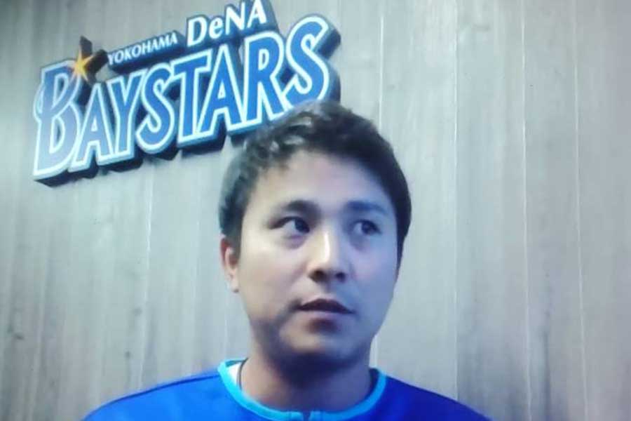 DeNAの新主将・佐野恵太内野手がウェブ会議アプリを利用して会見を行った【写真：宮脇広久】