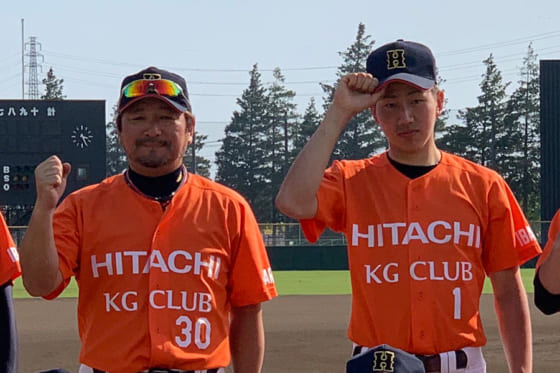 日立KGクラブの監督、選手として草野球をプレーする吉田弘さん（左）と大樹さん【写真提供：teams】