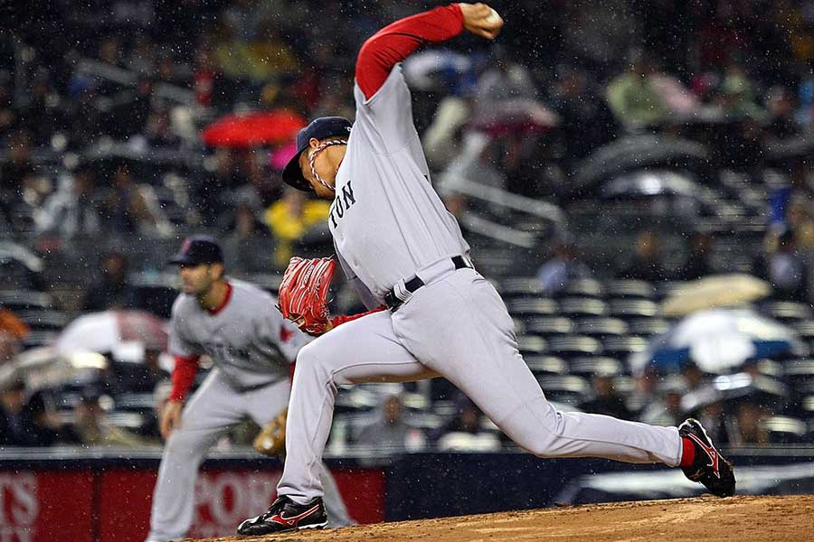 「あっちむいてホイ投法」の岡島秀樹もNPB・MLB双方で活躍した【写真：Getty Images】