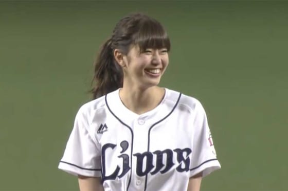 始球式名場面 美女の98キロ打たれる 稲村亜美さんの投球後の行動にもファン好感 Full Count