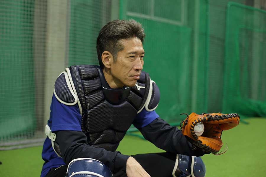 NPB4球団で活躍、コーチも務めた野口寿浩氏がミットの使い方を伝える【写真：樋口瑞樹】
