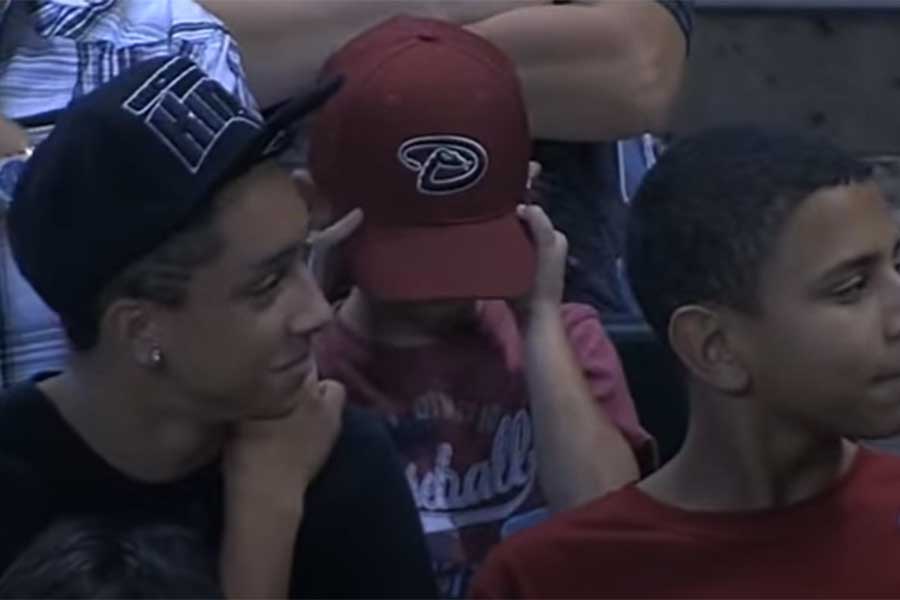 争奪戦に敗れた少年は帽子を深く被り涙を流した（画像はスクリーンショット）