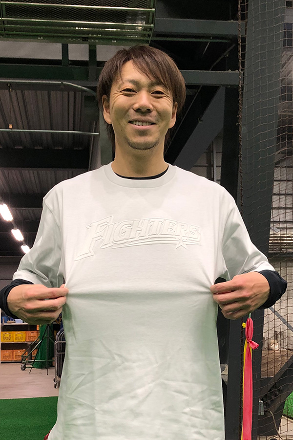 チャリティTシャツを着た日本ハム・宮西尚生【写真提供：北海道日本ハムファイターズ】