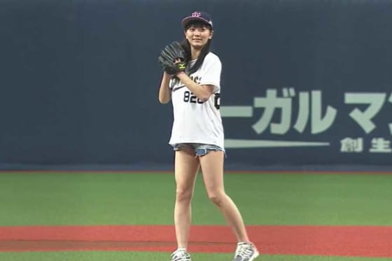 始球式名場面 国民的美少女がほぼノーバウンド 女優 工藤綾乃さんが豪快投球で魅了 Full Count