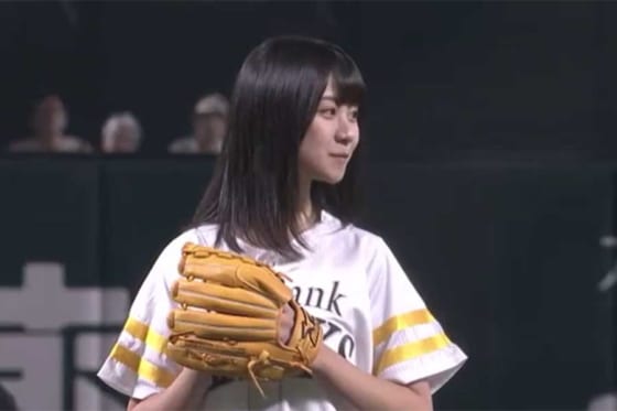 始球式名場面 父は通算71勝プロ投手 元hkt48若田部遥さんが弾ける笑顔でファン魅了 Full Count