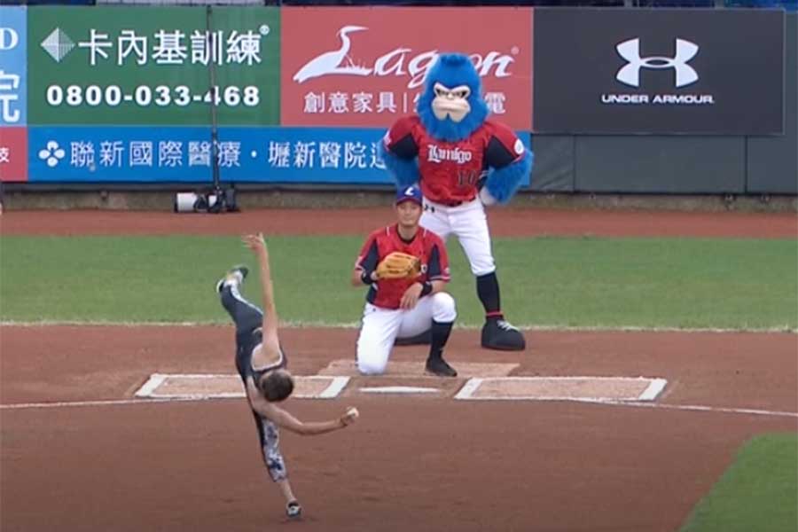 台湾で驚愕のアクロバット始球式が…（画像はスクリーンショット）
