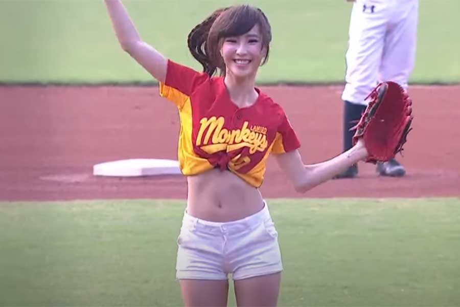 始球式に登場した台湾の人気アイドル・ジャスミンさん（画像はスクリーンショット）